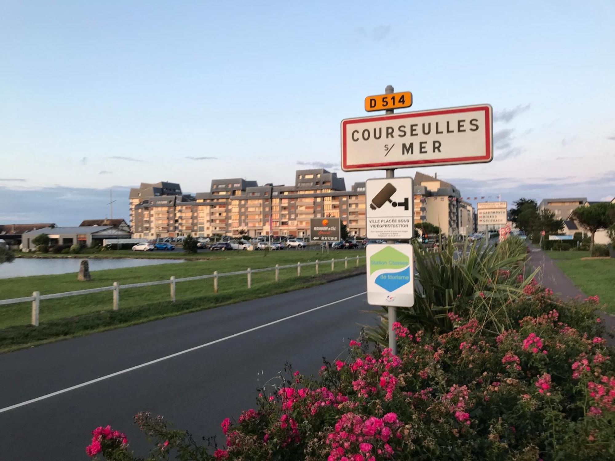 Bleu Sale - F2 Courseulles Avec Balcon Διαμέρισμα Εξωτερικό φωτογραφία